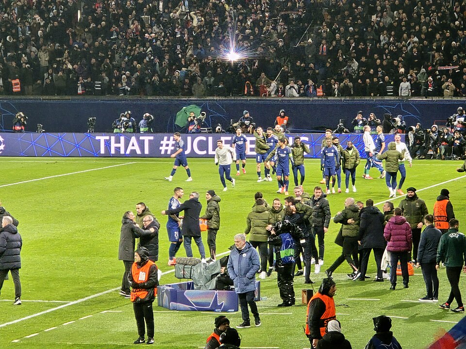 Joueurs et staff sur la pelouse après PSG-Manchester City en Ligue des champions, janvier 2025